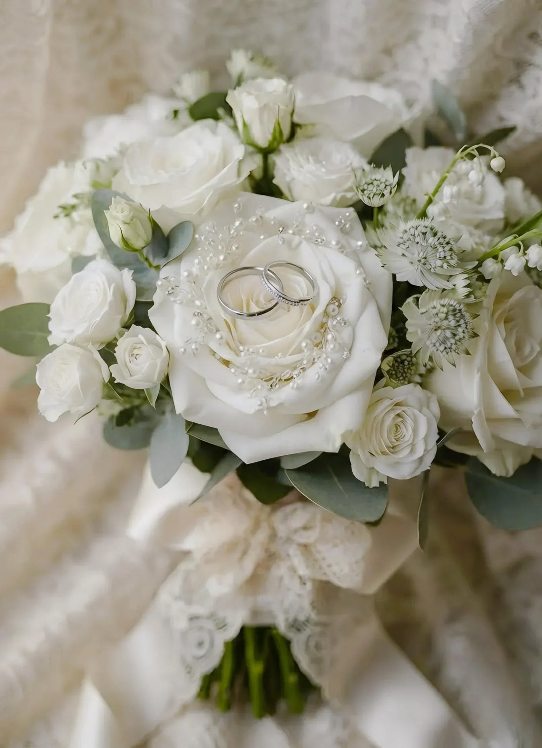Bouquet sposa di rose bianche con fedi nuziali - tendenze matrimonio 2027