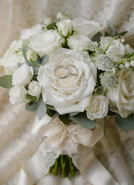 Bouquet sposa di rose bianche con fedi nuziali - tendenze matrimonio 2027