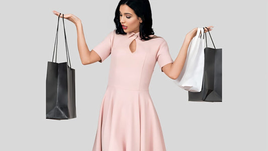 Confronto tra moda e stile come forme diverse di espressione individuale e identità estetica