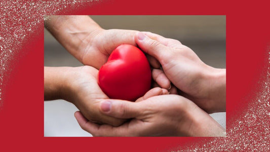 Gesto empatico tra due persone a simboleggiare ascolto e connessione umana